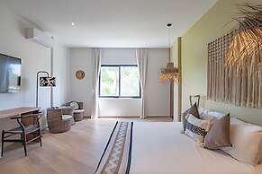 Oasis Yaaxlum Studios lock off