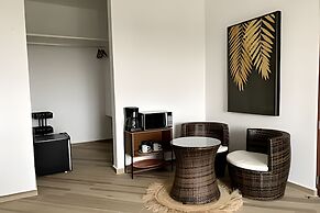 Oasis Yaaxlum Studios lock off