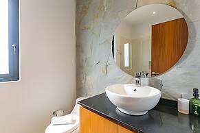 Oasis Yaaxlum Studios lock off