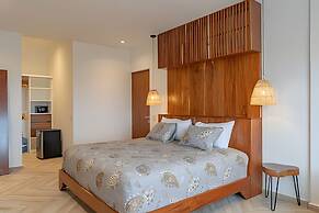 Oasis Yaaxlum Studios lock off