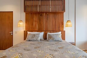 Oasis Yaaxlum Studios lock off