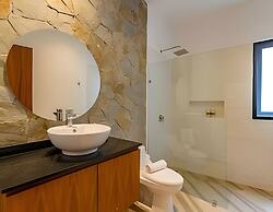 Oasis Yaaxlum Studios lock off