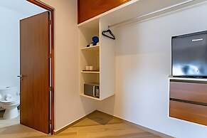 Oasis Yaaxlum Studios lock off