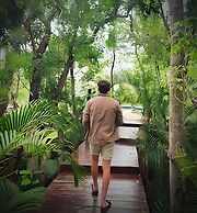 Oasis Yaaxlum Studios lock off