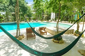 Oasis Yaaxlum Studios lock off