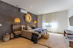 Oasis Yaaxlum Studios lock off