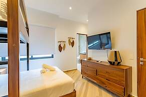 Oasis Yaaxlum Studios lock off