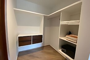 Oasis Yaaxlum Studios lock off