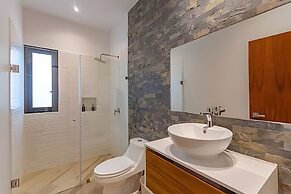 Oasis Yaaxlum Studios lock off