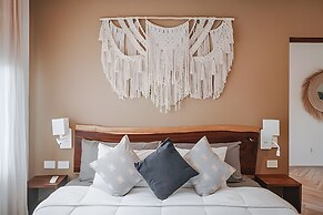 Oasis Yaaxlum Studios lock off