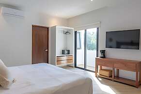 Oasis Yaaxlum Studios lock off