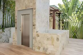 Oasis Yaaxlum Studios lock off