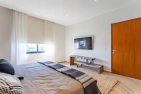 Oasis Yaaxlum Studios lock off