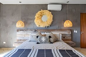 Oasis Yaaxlum Studios lock off