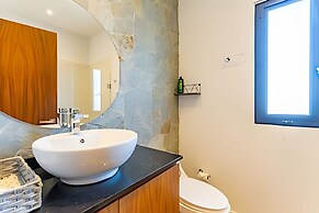 Oasis Yaaxlum Studios lock off