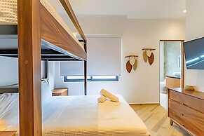 Oasis Yaaxlum Studios lock off