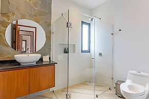 Oasis Yaaxlum Studios lock off