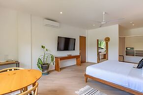 Oasis Yaaxlum Studios lock off