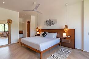 Oasis Yaaxlum Studios lock off