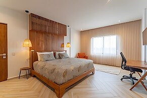 Oasis Yaaxlum Studios lock off