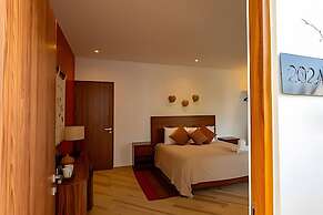 Oasis Yaaxlum Studios lock off