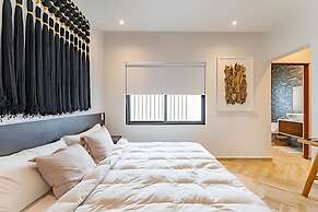 Oasis Yaaxlum Studios lock off