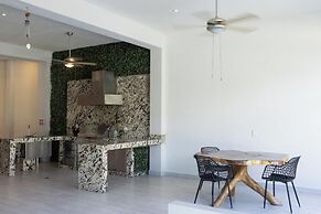 Luxurious Getaway w Private Pool Garden