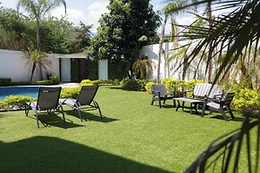 Luxurious Getaway w Private Pool Garden