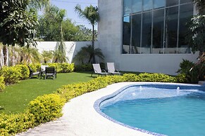 Luxurious Getaway w Private Pool Garden