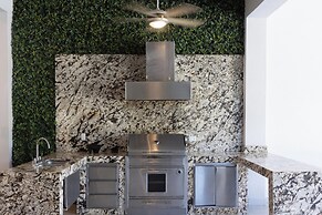 Luxurious Getaway w Private Pool Garden