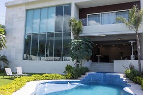 Luxurious Getaway w Private Pool Garden