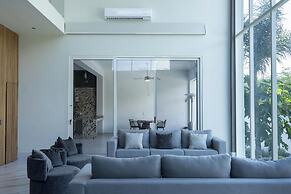 Luxurious Getaway w Private Pool Garden