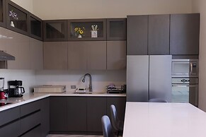 Luxurious Getaway w Private Pool Garden