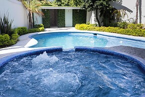 Luxurious Getaway w Private Pool Garden