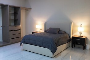 Luxurious Getaway w Private Pool Garden