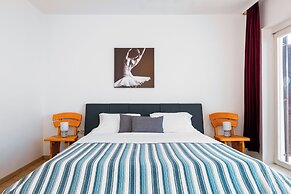 Spacious 2 Bedroom Apartment With Balcony