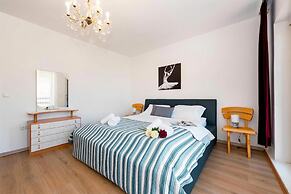 Spacious 2 Bedroom Apartment With Balcony
