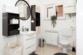 Spacious 2 Bedroom Apartment With Balcony