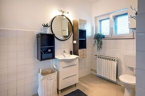 Spacious 2 Bedroom Apartment With Balcony