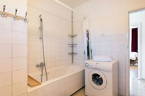 Spacious 2 Bedroom Apartment With Balcony