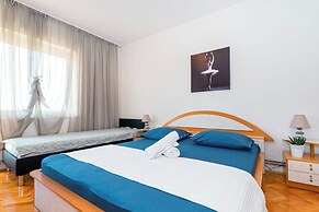 Spacious 2 Bedroom Apartment With Balcony