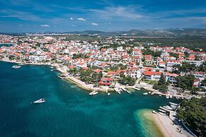 Spacious 2 Bedroom Apartment With Balcony