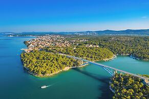 Spacious 2 Bedroom Apartment With Balcony