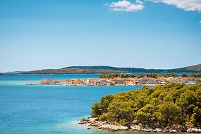 Spacious 2 Bedroom Apartment With Balcony