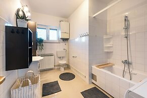 Spacious 2 Bedroom Apartment With Balcony