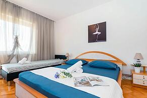 Spacious 2 Bedroom Apartment With Balcony