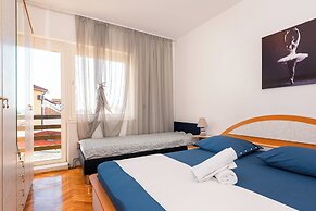 Spacious 2 Bedroom Apartment With Balcony