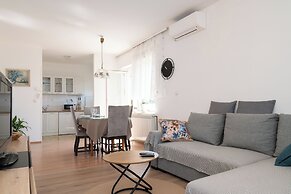 Spacious 2 Bedroom Apartment With Balcony