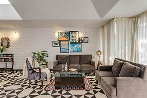Modern 2bhk w Rooftop Pool 10 Mins Drive to Beach
