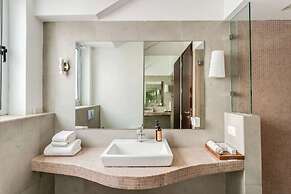 Modern 2bhk w Rooftop Pool 10 Mins Drive to Beach